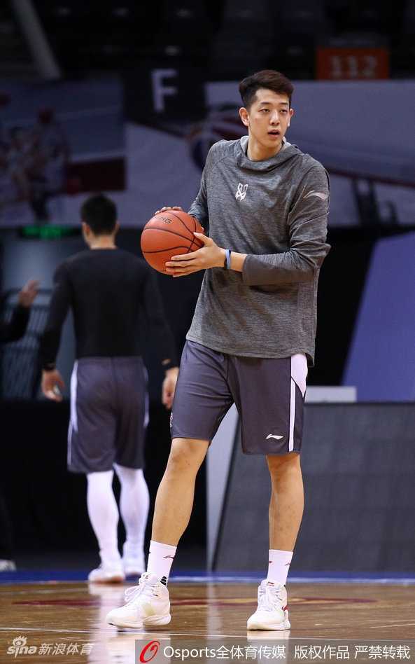 训练间隙，两名队友相视而笑击掌鼓劲，兄弟般的默契在无声中传递。