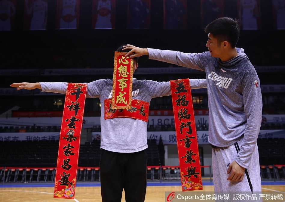 深圳烈豹新春献瑞 孟铎领衔拜年大片重温篮球热血 顾全、李慕豪等主力球员围成一圈,大家将手叠在一起,齐声高喊加油口号。这一刻,他们不仅是队友,更是即将在春节后向总冠军发起冲锋的亲密战友。