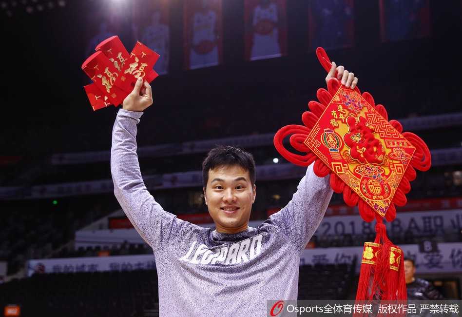 深圳烈豹新春献瑞 孟铎领衔拜年大片重温篮球热血 全体队员在训练场馆内排成整齐的队列,他们拉起“深圳新世纪烈豹篮球俱乐部恭贺新春”的横幅,用最饱满的热情和最灿烂的笑容,定格下这张属于2018年春节的全家福。