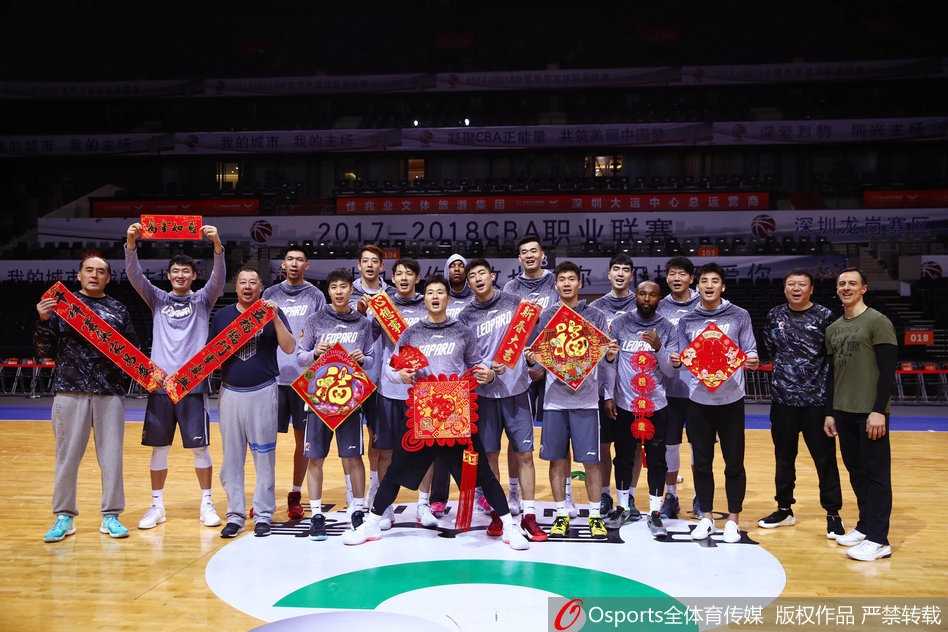 深圳烈豹新春献瑞 孟铎领衔拜年大片重温篮球热血 主教练王建军指导在拍摄现场露出难得的轻松微笑,他与外援萨林杰并肩而立,两人手中拿着春联,仿佛在战术板上画出了一幅新春取胜的蓝图。