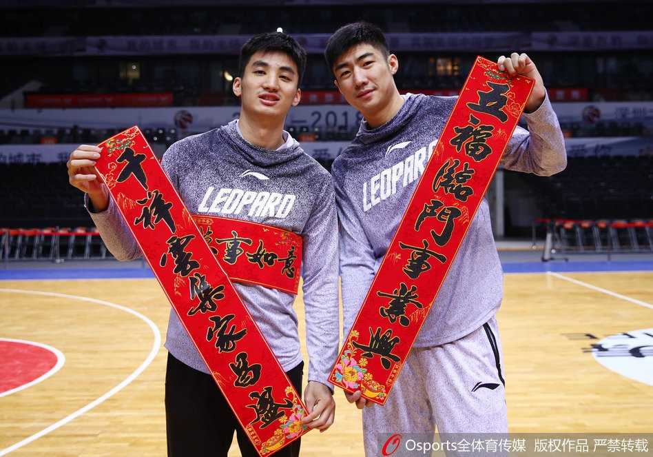 深圳烈豹新春献瑞 孟铎领衔拜年大片重温篮球热血 镜头聚焦于一张张年轻而充满活力的面孔,沈梓捷等小将手持红包对着镜头搞怪耍宝,展现了球队在严肃比赛之外活泼、团结的一面,青春气息扑面而来。