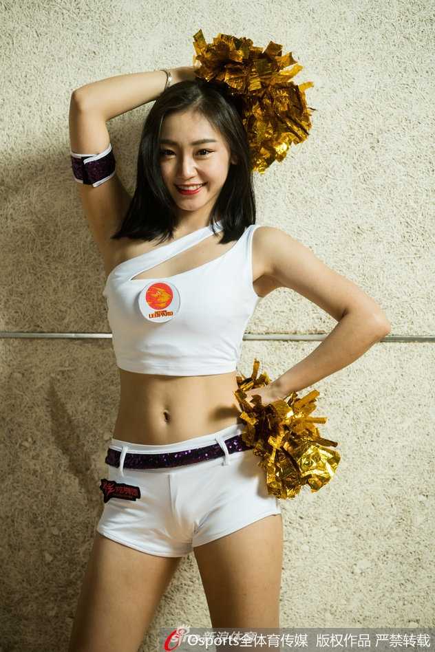 深圳烈豹最美啦啦队宝贝宋粤:赛场上的甜美旋风 宋粤穿着黑色长靴搭配热裤,大秀修长美腿,在灯光下显得星味十足,气场强大