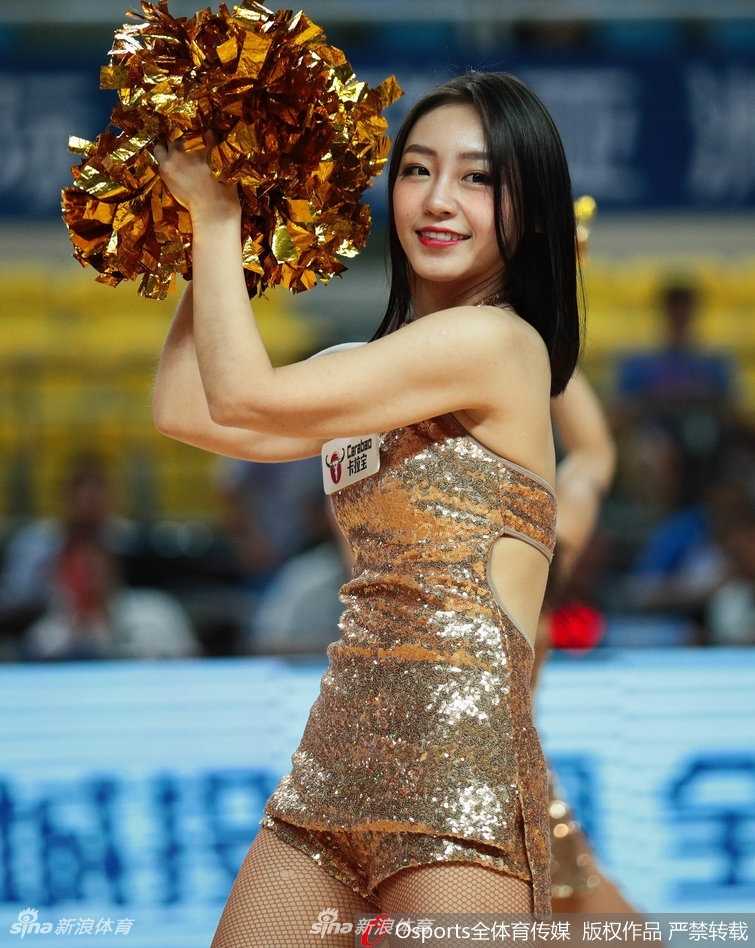 深圳烈豹最美啦啦队宝贝宋粤:赛场上的甜美旋风 宋粤在比赛间隙与队友互动,侧颜精致如画,专注的眼神中透露出对舞台的无限热爱