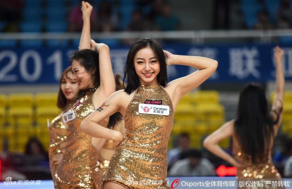 深圳烈豹最美啦啦队宝贝宋粤:赛场上的甜美旋风 宋粤身穿粉色表演服,手持花球,在场上纵情跳跃,动作利落潇洒,笑容极具感染力