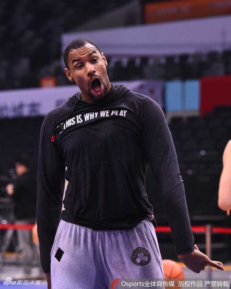 深圳烈豹蓄力广东德比 萨林杰搞怪训练场成开心果 训练间隙,萨林杰化身夸张的表情包,对着镜头挤眉弄眼,搞怪天赋尽显,逗笑了场边的队友。