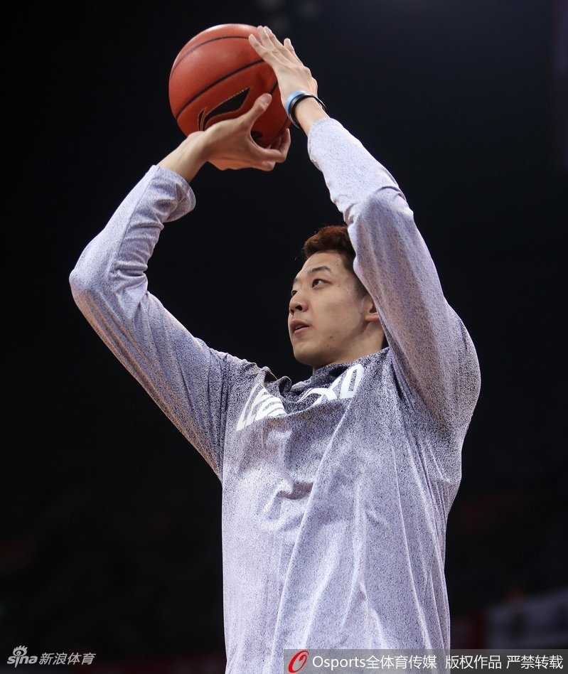 深圳烈豹蓄力广东德比 萨林杰搞怪训练场成开心果 萨林杰变身临时教练,拉着队友沈梓捷讲解内线卡位技巧,认真的表情与之前的搞怪判若两人。