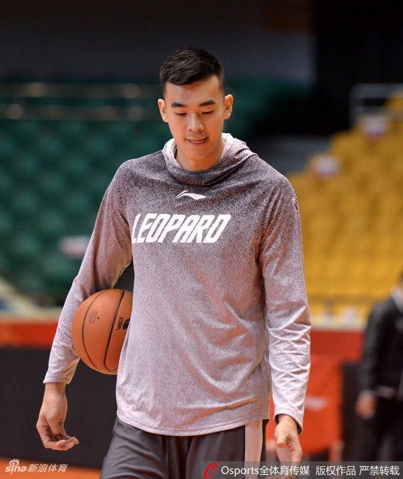 深圳烈豹蓄力第八战,猛兽萨林杰舞步轻盈藏杀机 即使面对三人合围包夹,萨林杰依然咬紧牙关强行起跳,他宽阔的身躯在篮下如同一堵移动的城墙