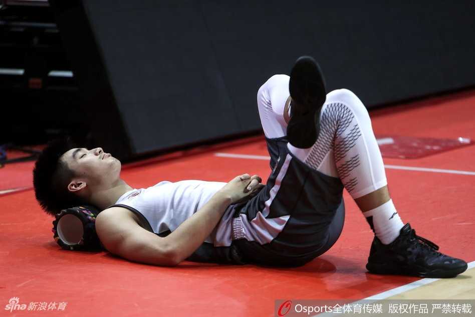 深圳烈豹蓄势待发 季后赛征途再掀青春风暴 内线大将李慕豪在训练中上演单手劈扣,展现出了极佳的竞技状态和强烈的攻击欲望。