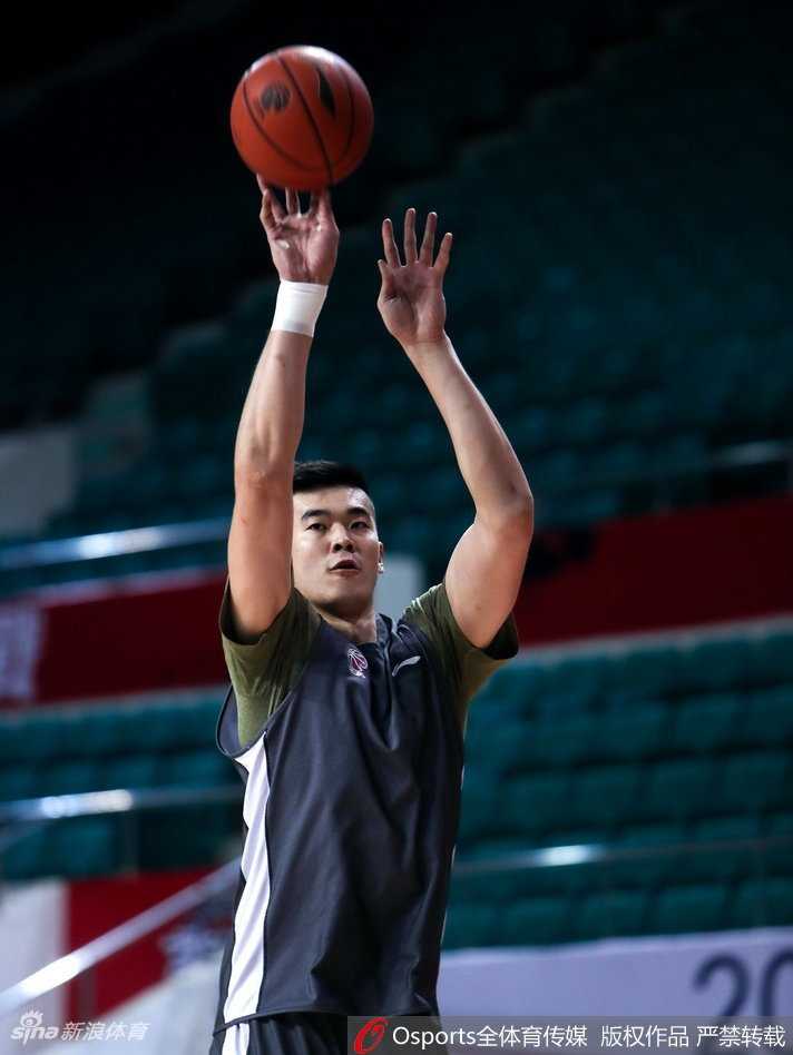 深圳烈豹蓄势待发 季后赛征途再掀青春风暴 深圳烈豹将士们正在场边聚精会神地聆听主教练吴庆龙的战术部署,眼神中充满了对胜利的渴望与坚定。