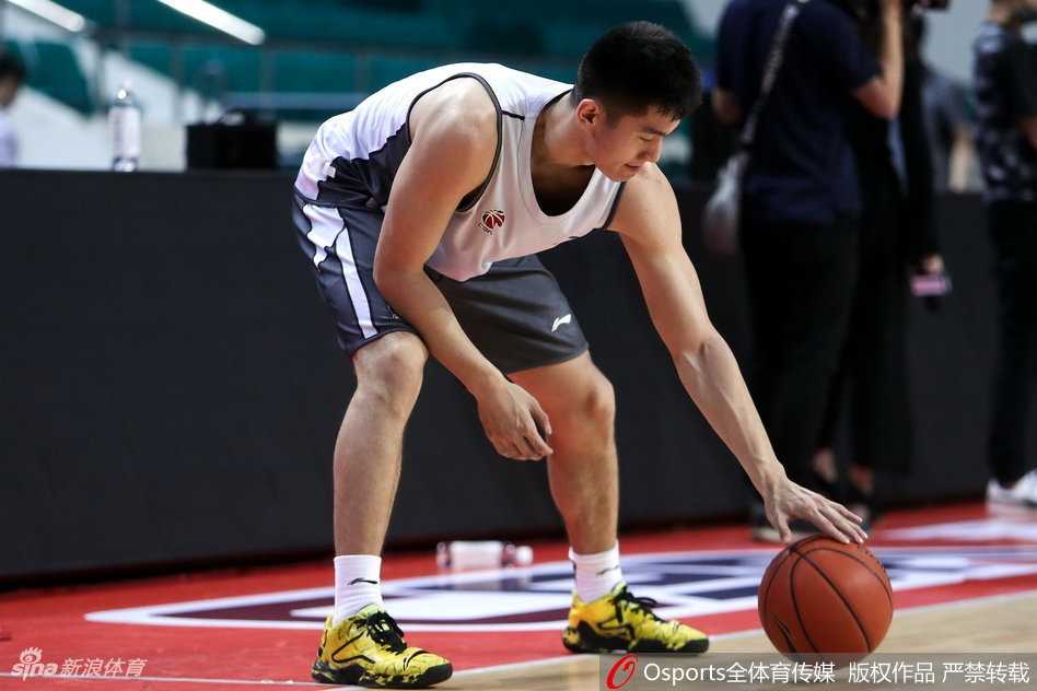 深圳烈豹蓄势待发 季后赛征途再掀青春风暴 外援萨林杰在力量房挥汗如雨,强壮的体魄是他统治内线、拼抢每一个关键篮板的资本。