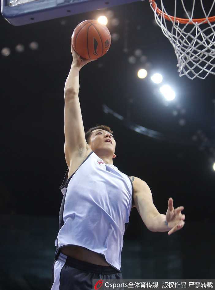 深圳烈豹蓄势待发,孟铎伤愈复训李慕豪上演单手劈扣迎战广厦 吴庆龙指导双手抱胸站在场边,眉头微蹙,正在仔细观察队员们的战术跑位,他的表情严肃而充满思考。