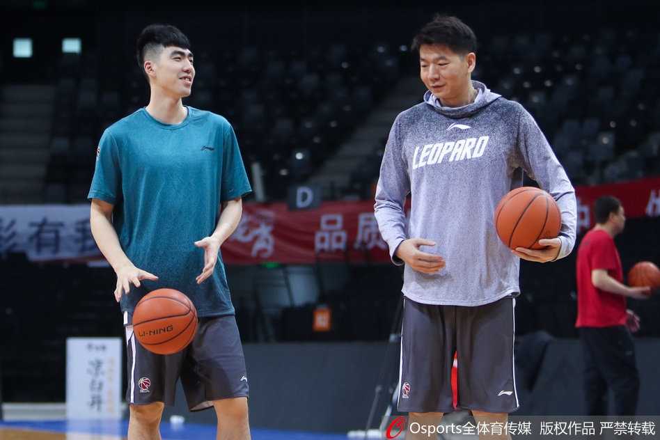 深圳烈豹蓄势待发,孟铎伤愈复训李慕豪上演单手劈扣迎战广厦 深圳男篮队员们围成一圈,在教练组的指挥下高喊加油鼓劲,眼神中透露出对胜利的渴望与坚定。