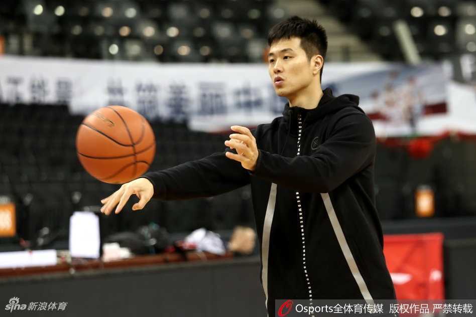 深圳烈豹蓄势待发,广东德比前瞻 核心球员顾全在助教的防守干扰下进行三分球投篮练习,皮球在空中划出一道完美的弧线,他的眼神紧紧跟随,仿佛已瞄准了季后赛的靶心。
