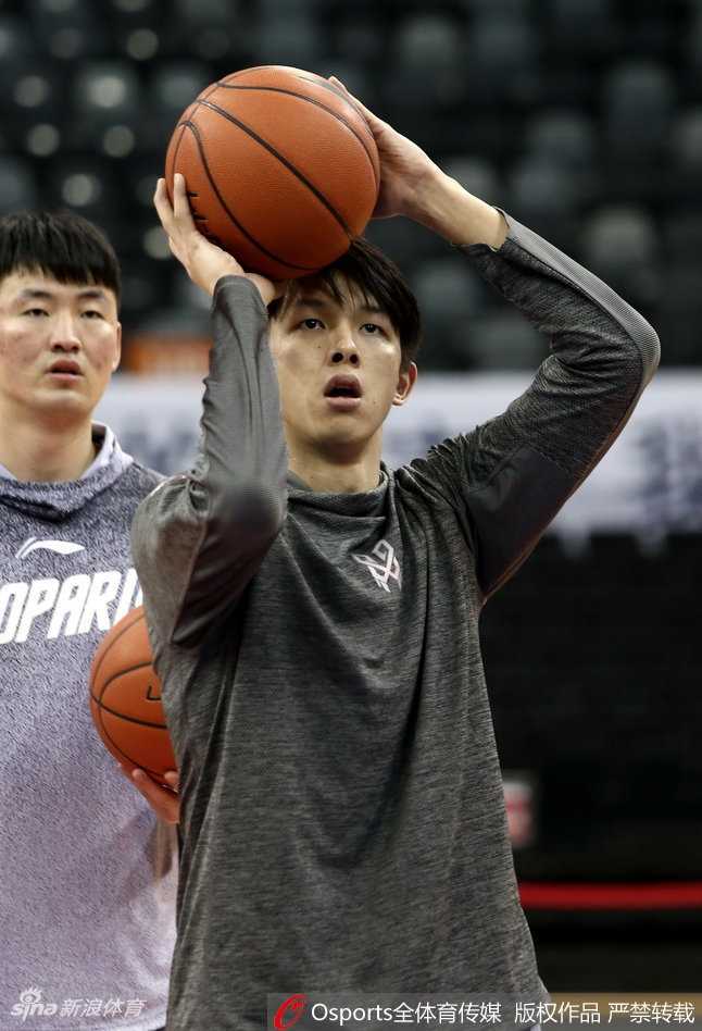 深圳烈豹蓄势待发,广东德比前瞻 主教练王建军手持战术板,亲自为队员们讲解跑位路线,他的手势坚定有力,队员们围在身边认真聆听,整个教练组与球员们融为一体,共同备战。