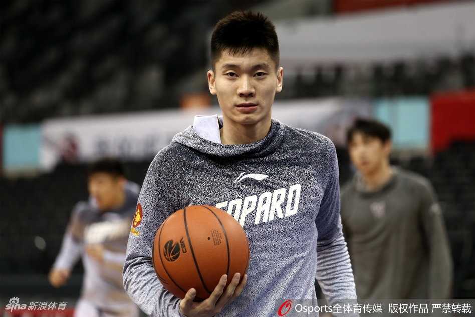 深圳烈豹蓄势待发,广东德比前瞻 深圳队球员们围成一圈,在教练组的带领下进行赛前动员,大家目光坚毅,齐声高喊加油口号,气氛热烈而专注。