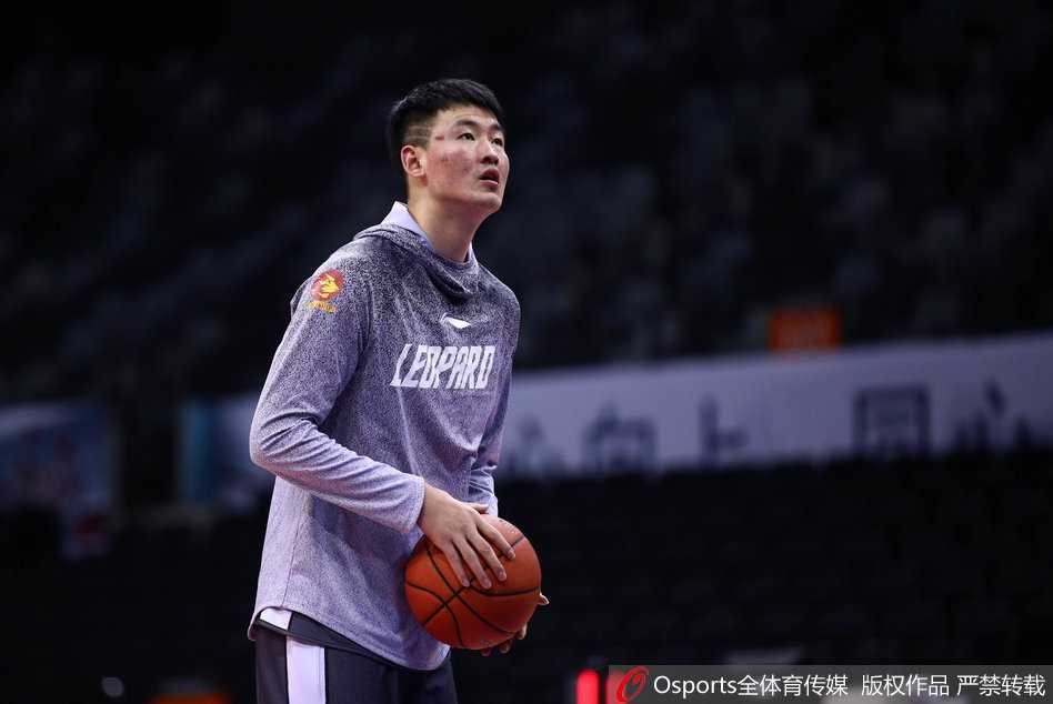 深圳烈豹蓄势待发,迎战常规赛第二十七轮关键战役 队员们围成一圈相互加油打气,团队氛围十分热烈