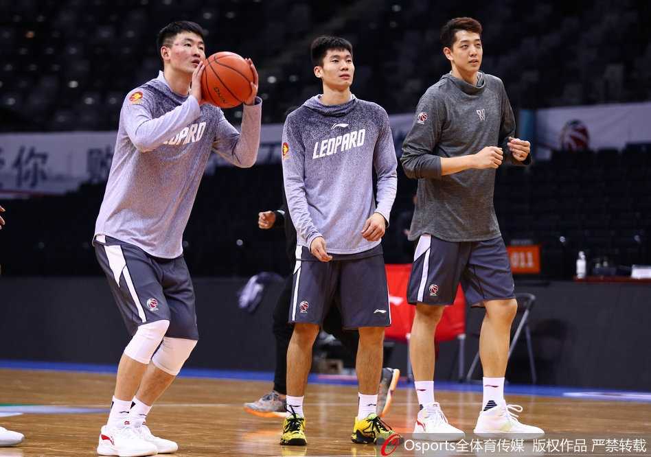 深圳烈豹蓄势待发,迎战常规赛第二十七轮关键战役 核心球员在训练馆中目光如炬,拉伸筋骨准备大干一场