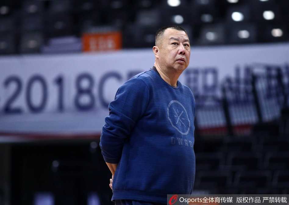 深圳烈豹蓄势待发,迎战常规赛第二十七轮关键战役 训练结束后球员加练拉伸,汗水折射出拼搏的光芒