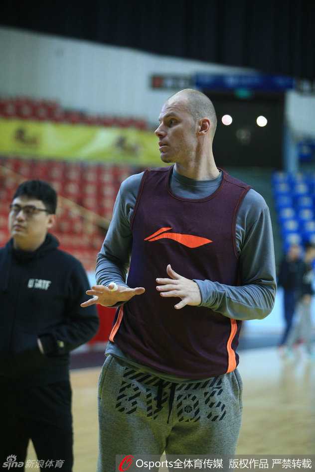 深圳烈豹蛰伏待爆发 炎夏挥汗如雨为新季蓄力 球队领袖张凯在训练中以身作则,用稳定的中投为年轻球员树立榜样,丝毫看不出这是位在联盟征战了十几个赛季的老将。