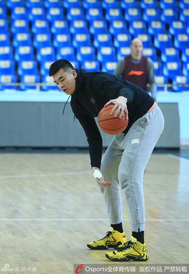 深圳烈豹蛰伏待爆发 炎夏挥汗如雨为新季蓄力 经过手术康复后的李慕豪在训练中毫无保留,他在内线要位、强打,展现出了极强的进攻欲望和良好的身体状态。