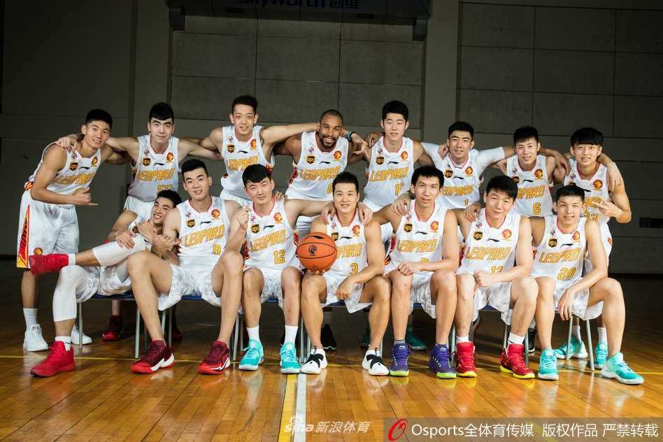 深圳烈豹铁汉柔情:新赛季写真上演卖萌搞怪大作战 只见“中国大鸟”沈梓捷双手托腮,对着镜头挤眉弄眼,模仿经典动画表情,硬汉秒变邻家憨萌大男孩。