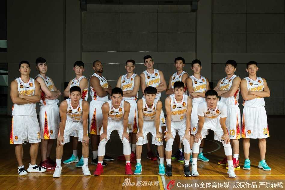 深圳烈豹铁汉柔情:新赛季写真上演卖萌搞怪大作战 队长孟铎手持篮球却摆出严肃思考者的姿态,仿佛在琢磨除了赢球,还有啥新段子能逗乐全队。