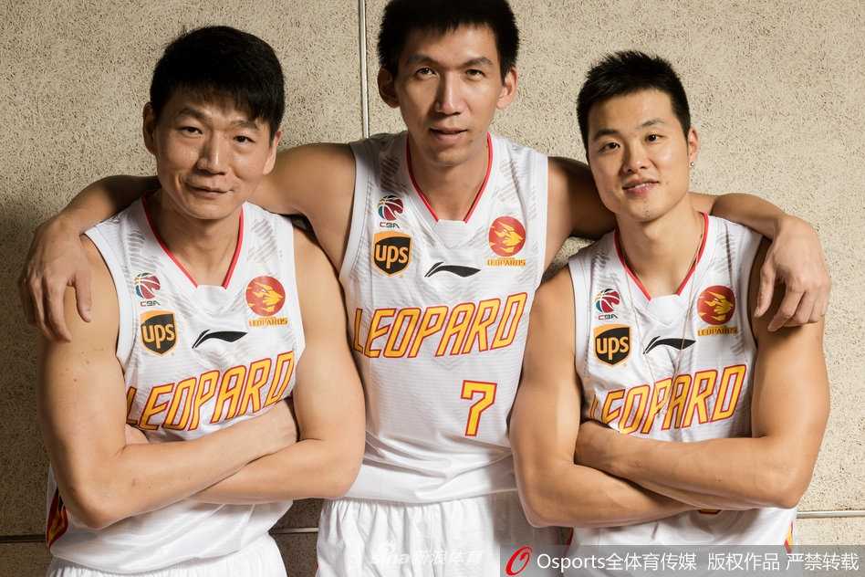 深圳烈豹铁汉柔情:新赛季写真上演卖萌搞怪大作战 小将杨林祎与队友勾肩搭背,脸上洋溢着的搞怪笑容,透露出这支青年军轻松愉快的队内氛围。