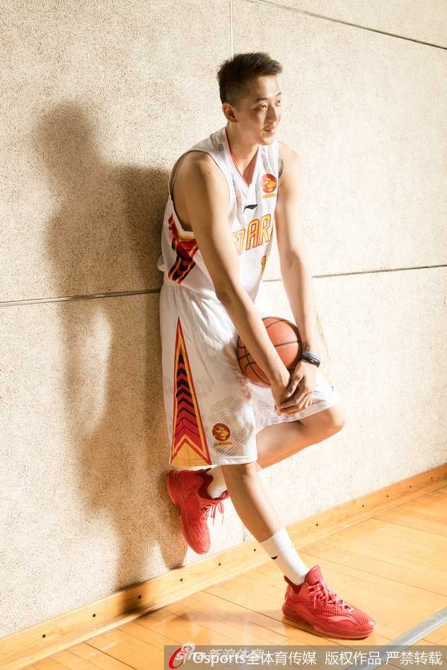 深圳烈豹铁汉柔情:新赛季写真上演卖萌搞怪大作战 沈梓捷与白昊天这对“大小活宝”在镜头前默契搞怪,一个瞪眼一个撇嘴,完美诠释了什么叫兄弟同心。