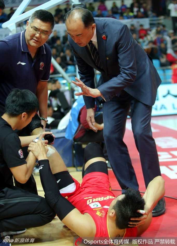 深圳烈豹魂:队长伤退的那一刻,队友的脊背撑起团队脊梁 在对手主场明亮的灯光下,深圳队队友迅速蹲下身,小心翼翼地将膝盖受伤无法行走的孟铎背起,准备离场治疗。