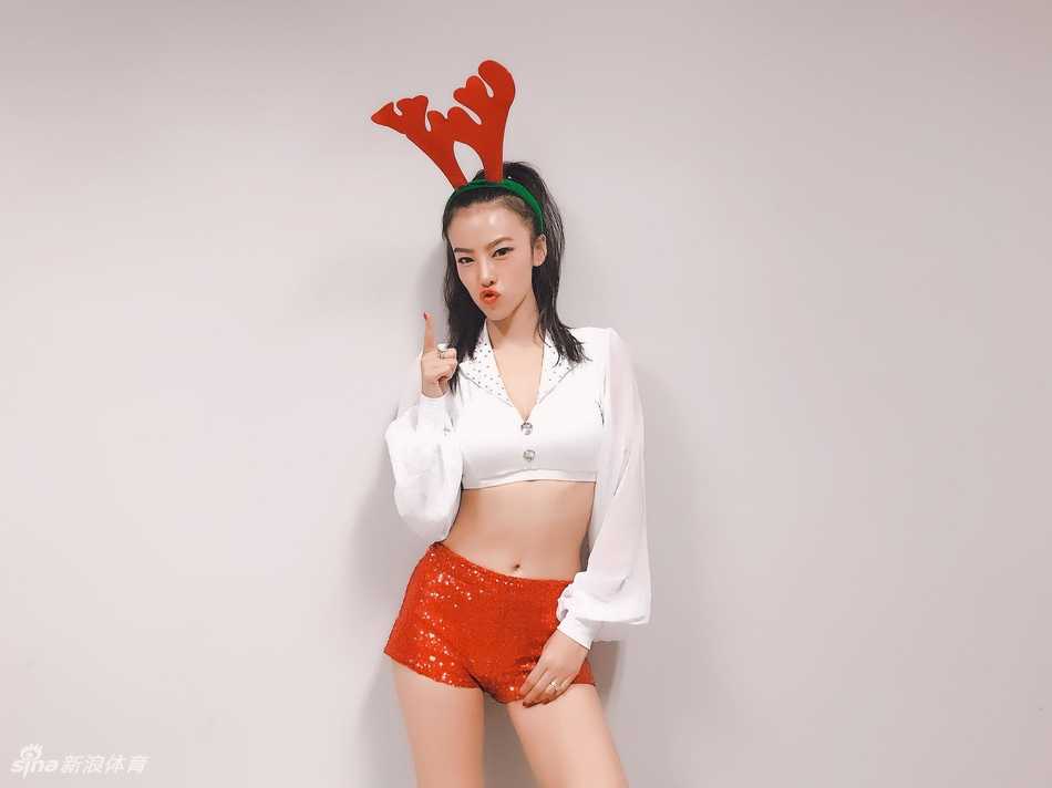 深圳男篮炫舞团甜心宝贝 圣诞夜热力绽放 大合影中,甜心宝贝们簇拥在一起,对着镜头绽放出最灿烂的笑容,仿佛要将所有的圣诞快乐都传递给镜头前的你。