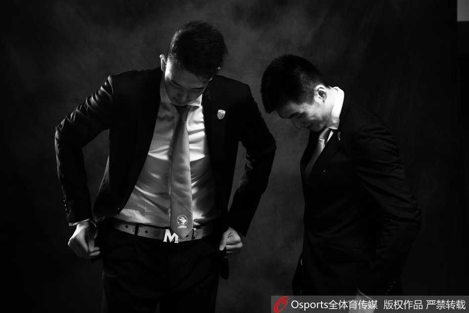 深圳男篮烈豹化身时尚男模 球场硬汉演绎创意写真新风尚 沈梓捷与队友在训练馆内抓拍,他单手轻松比耶,笑容灿烂如阳光,展现出大男孩般的俏皮与亲和力