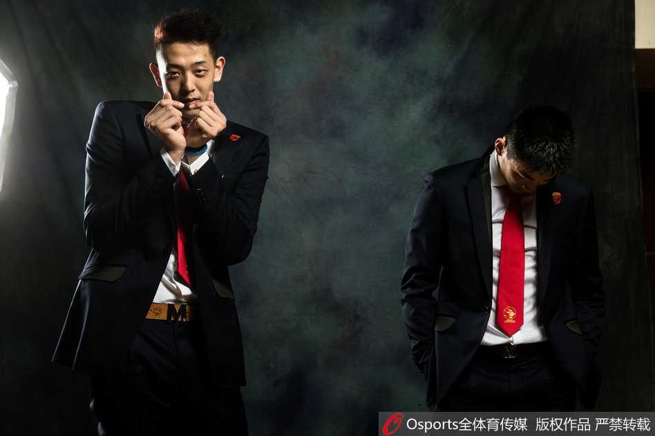 深圳男篮烈豹化身时尚男模 球场硬汉演绎创意写真新风尚 李慕豪身穿深色运动套装,依靠在窗边,修长的身材比例尽显模特天赋,目光凝视远方充满故事感