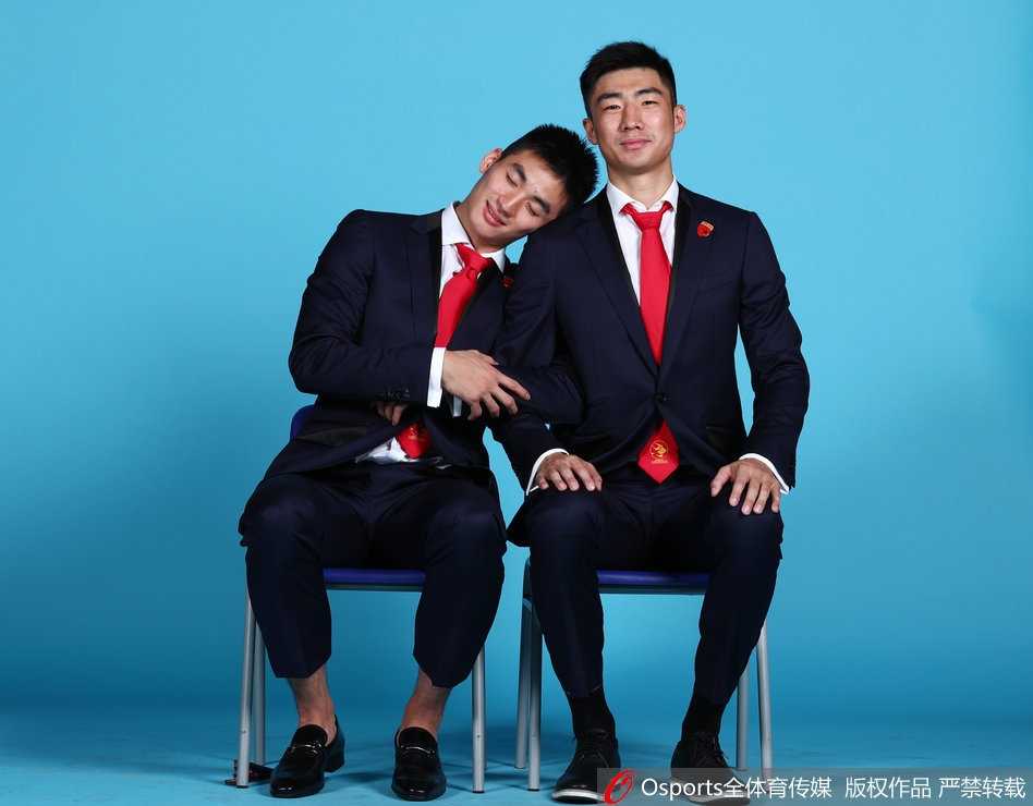 深圳男篮烈豹化身时尚男模 球场硬汉演绎创意写真新风尚 深圳烈豹球员顾全身着休闲西装,眼神深邃如豹,在光影交错中尽显男模般的绅士风度与硬朗轮廓