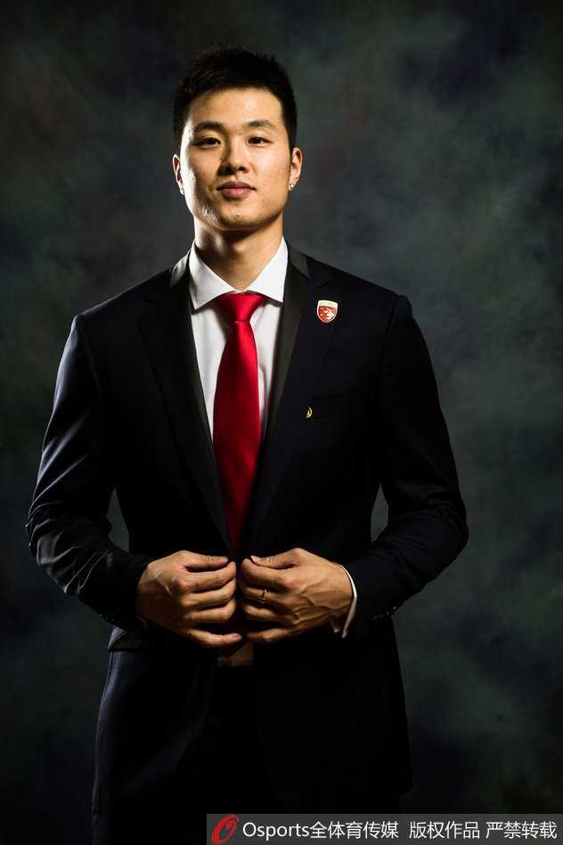 深圳男篮烈豹化身时尚男模 球场硬汉演绎创意写真新风尚 孟铎身着皮衣搭配牛仔裤,在街头场景中摆出酷飒造型,硬汉气质与时尚元素完美融合,宛如动作电影海报