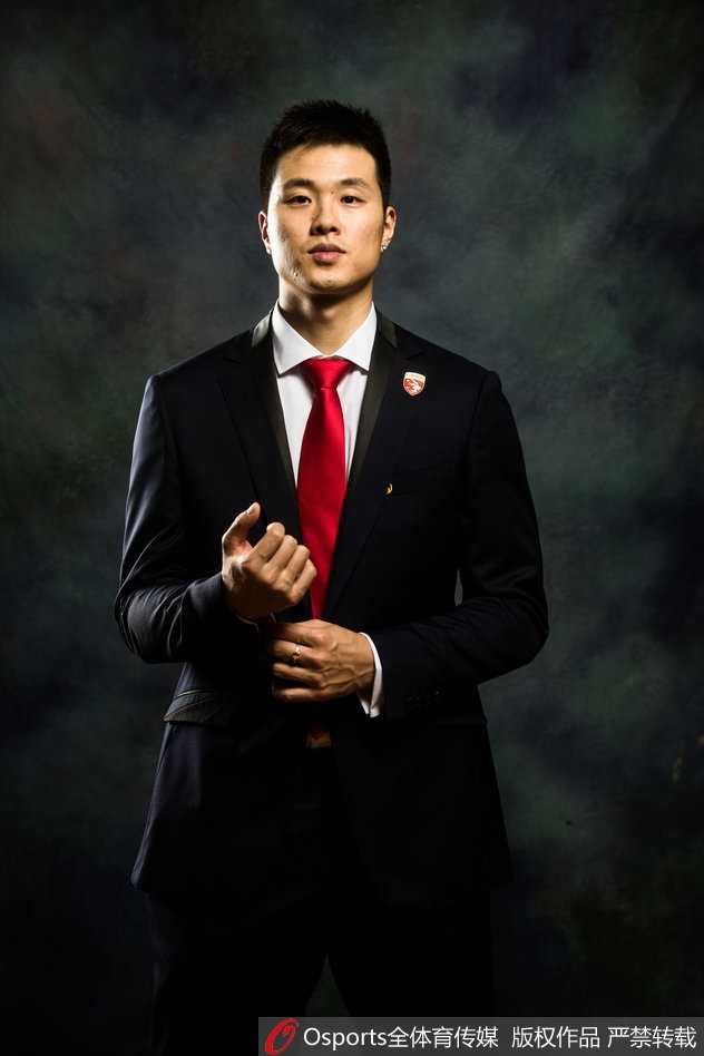 深圳男篮烈豹化身时尚男模 球场硬汉演绎创意写真新风尚 小将白昊天在训练馆挥汗如雨间隙被抓拍,汗水浸湿的头发下眼神坚定,青春荷尔蒙爆棚展现新生代力量