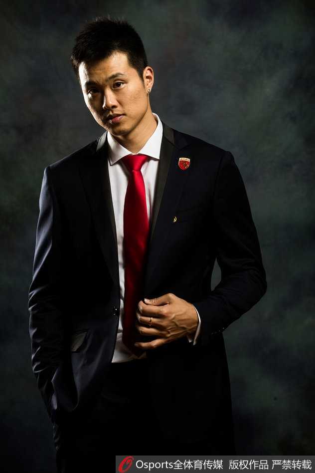 深圳男篮烈豹化身时尚男模 球场硬汉演绎创意写真新风尚 深圳男篮全员集结拍摄大合照,球员们西装革履整齐划一,在落日余晖下展现出团队的力量感与时尚风采