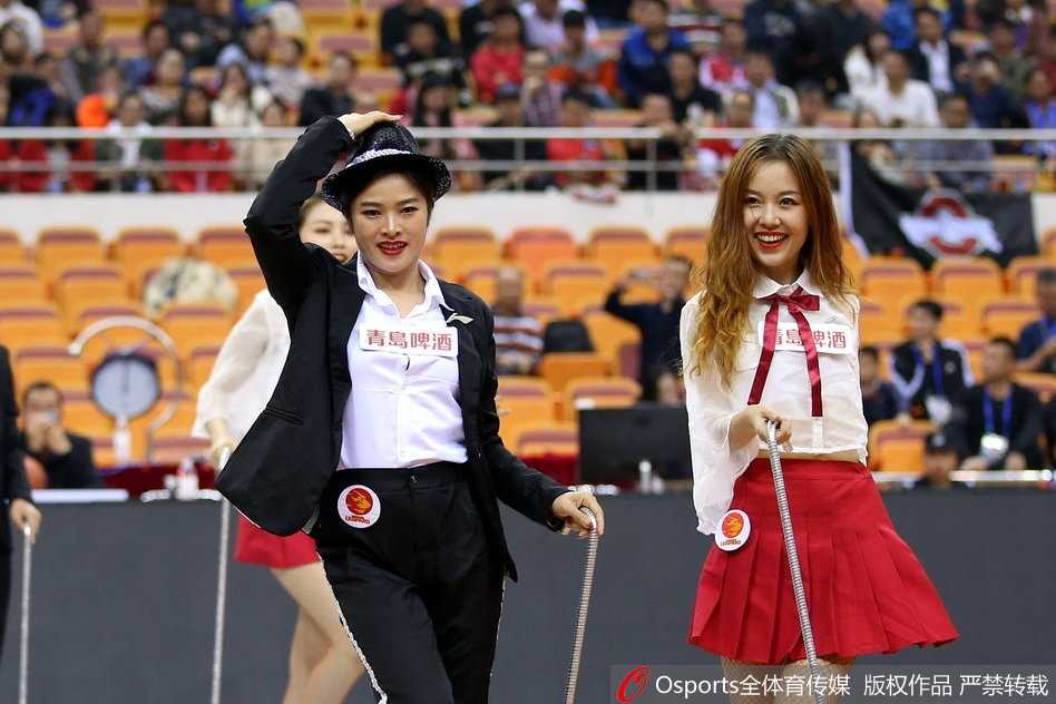 深圳篮球宝贝俏皮变装,加时赛热舞燃爆主场 多名篮球宝贝在场上排成整齐队列,随着音乐节奏高高跃起,马尾辫在空中划出优美弧线