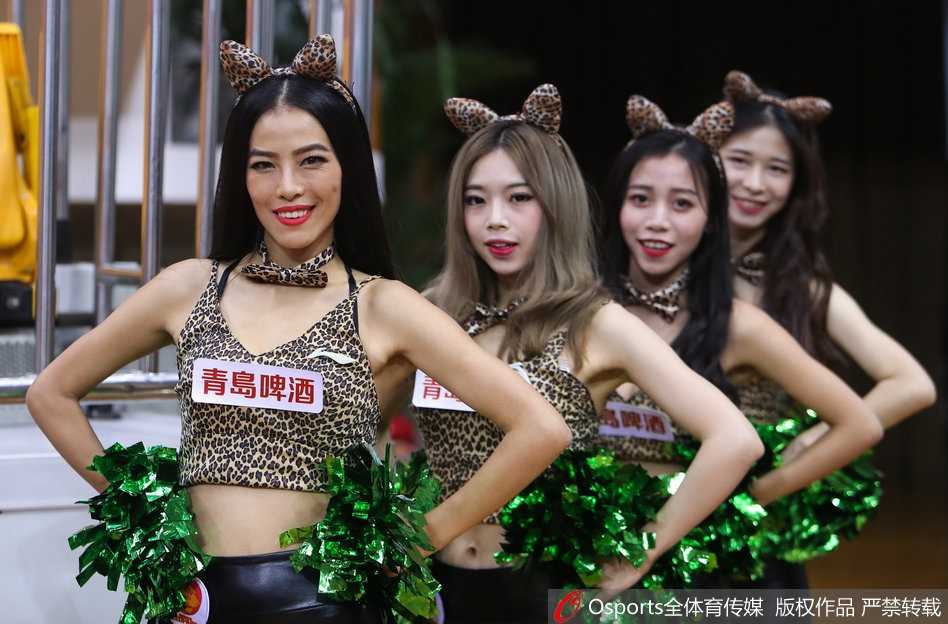 深圳篮球宝贝赛场热舞展活力,聚光灯下那些为热爱起舞的姑娘们 深圳篮球宝贝身着亮黄色表演服,裙摆飞扬,在赛场中央随着音乐节奏尽情舞动,展现出青春洋溢的活力与激情。