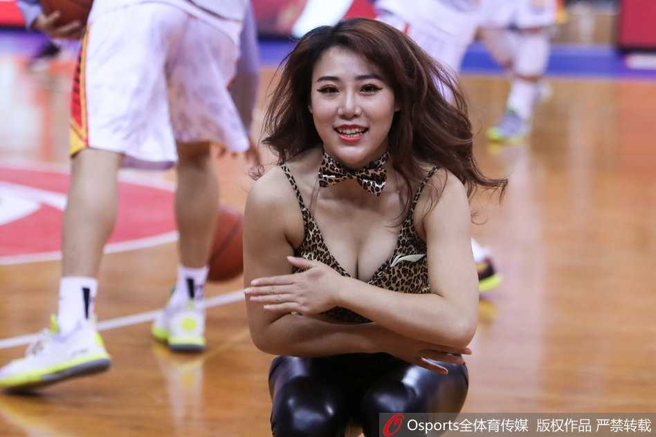 深圳篮球宝贝赛场热舞展活力,聚光灯下那些为热爱起舞的姑娘们 在激烈的托举动作中,一位篮球宝贝的衣角不经意间掀起,但这瞬间的意外并未影响她专注而专业的表演神情。