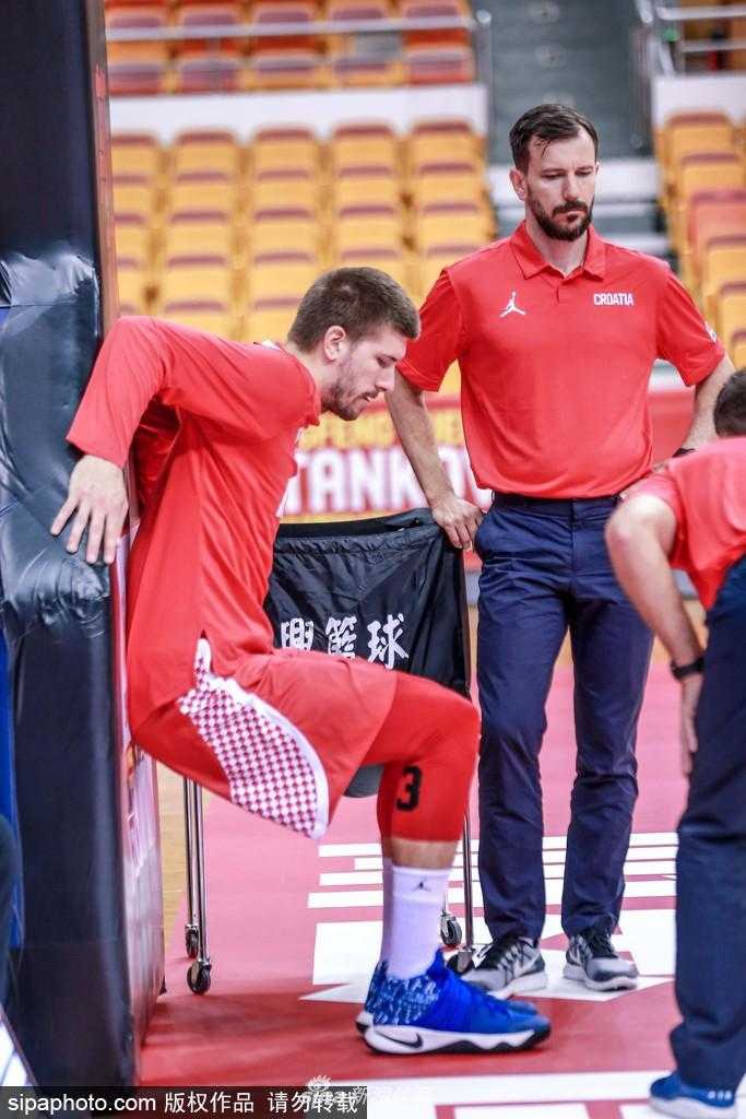 深圳雨夜静备战 克罗地亚青年军斯坦科维奇杯蓄势待发 克罗地亚助教在训练中亲自上阵,手持防护垫帮助球员模拟对抗上篮,年轻的后卫咬紧牙关顶着巨大的冲击力完成出手,场边的矿泉水瓶静静摆放,见证着这支球队为胜利所做的每一个细节准备。
