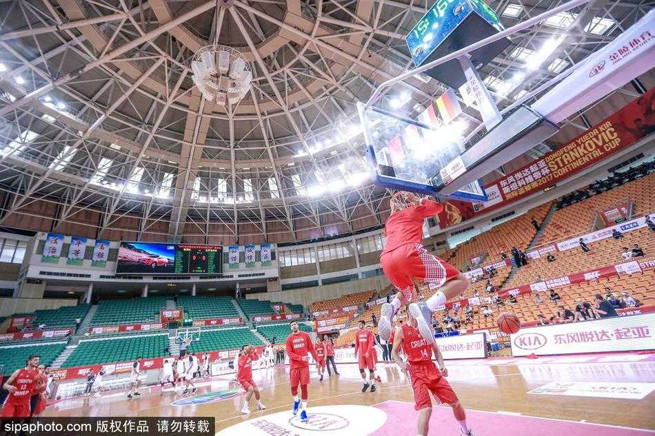 深圳雨夜静备战 克罗地亚青年军斯坦科维奇杯蓄势待发 克罗地亚球员在训练间隙进行拉伸放松,肌肉线条分明的背影与场馆内的克罗地亚国旗交相辉映。尽管只是赛前练习,但他们认真的神态仿佛已经在脑海中预演了无数次与德国队的激烈交锋。