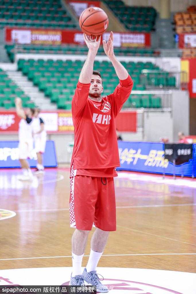 深圳雨夜静备战 克罗地亚青年军斯坦科维奇杯蓄势待发 训练结束后,克罗地亚球员们围成一圈,在教练的带领下高喊口号。他们的拳头紧握,年轻的脸庞上写满了对胜利的渴望,背景中“斯坦科维奇杯”的官方标识格外醒目,预示着今晚他们将成为这个舞台上最闪耀的群星。