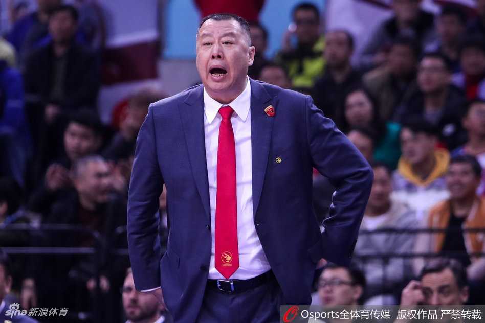 深圳队萨林杰高高跃起，在与广州队员的篮下争抢中单手将球揽入怀中，肌肉碰撞间尽显力量之美。