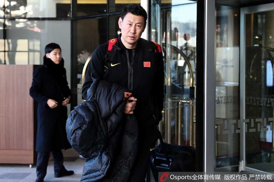 深思后的远行:丁彦雨航与中国男篮的淬火征途 丁彦雨航在回国的飞机上,侧脸紧贴在窗户旁,眼神深邃而悠远,窗外的光线勾勒出他坚毅的轮廓,仿佛在回味赛场上的每一个瞬间。