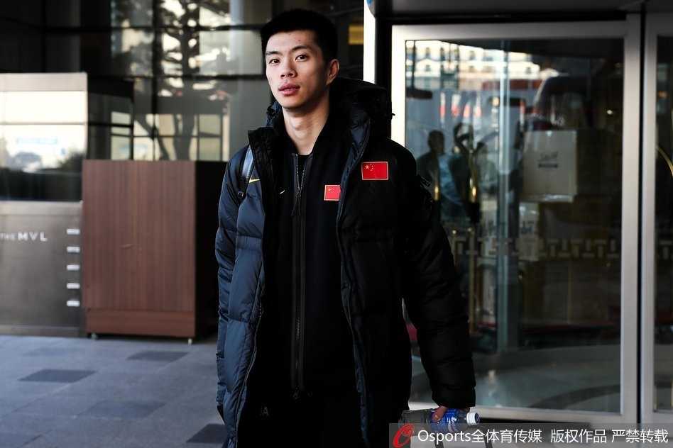 深思后的远行:丁彦雨航与中国男篮的淬火征途 在激烈的内线对抗中,丁彦雨航毫不畏惧,他紧咬牙关,全身肌肉紧绷,与对方高大的内线球员进行着激烈的卡位,地板上似乎都要摩擦出火花。