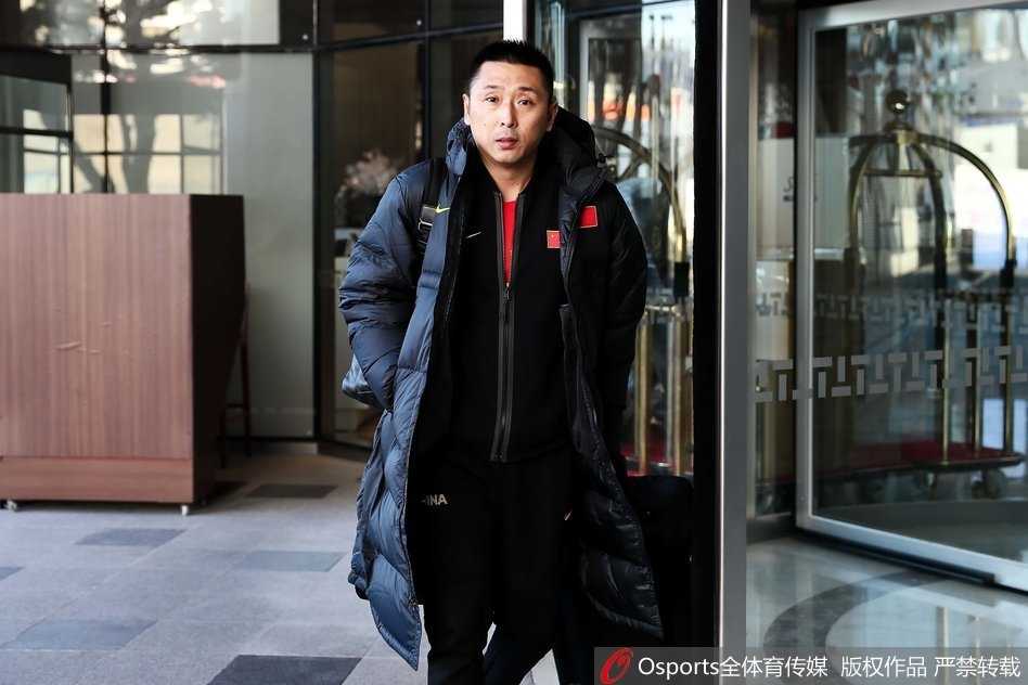 深思后的远行:丁彦雨航与中国男篮的淬火征途 完成一次精彩进攻后,丁彦雨航神情专注地与队友击掌,眼神中充满了信任与交流,汗水顺着他的发梢滴落,那是团队篮球最美的注脚。