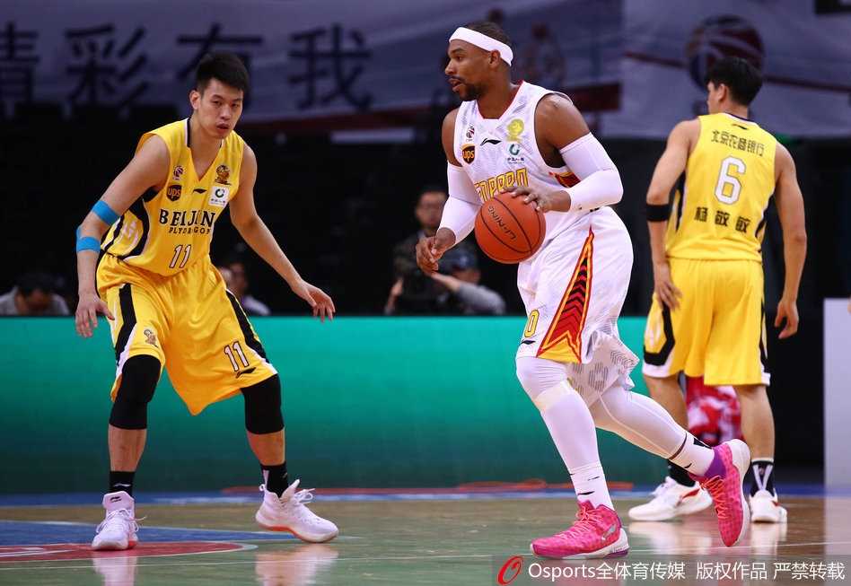 深穗战役全面开花,主场大捷送别老马 北控灵魂马布里咬牙突破重围,虽然岁月在他脸上刻下了痕迹,但那份不屈的斗志依然在眼眸中燃烧,试图以一己之力撕开防线。