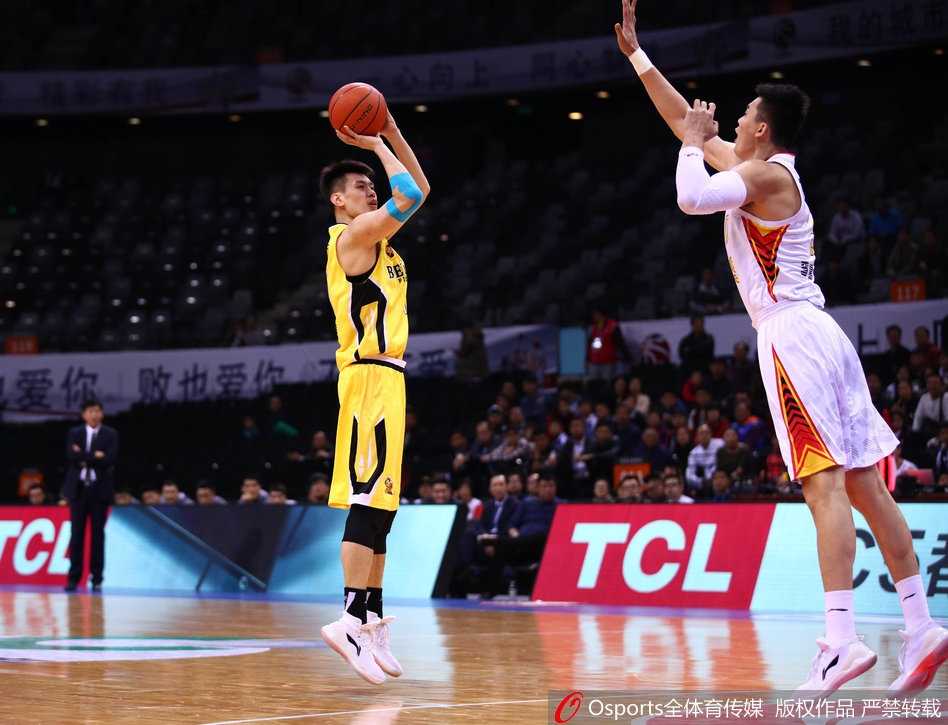 深穗战役全面开花,主场大捷送别老马 深圳外援萨林杰犹如一头在内线翻江倒海的巨兽,他扛开防守,用标志性的柔和手感将球稳稳送入篮筐,眼神中充满了对胜利的渴望。