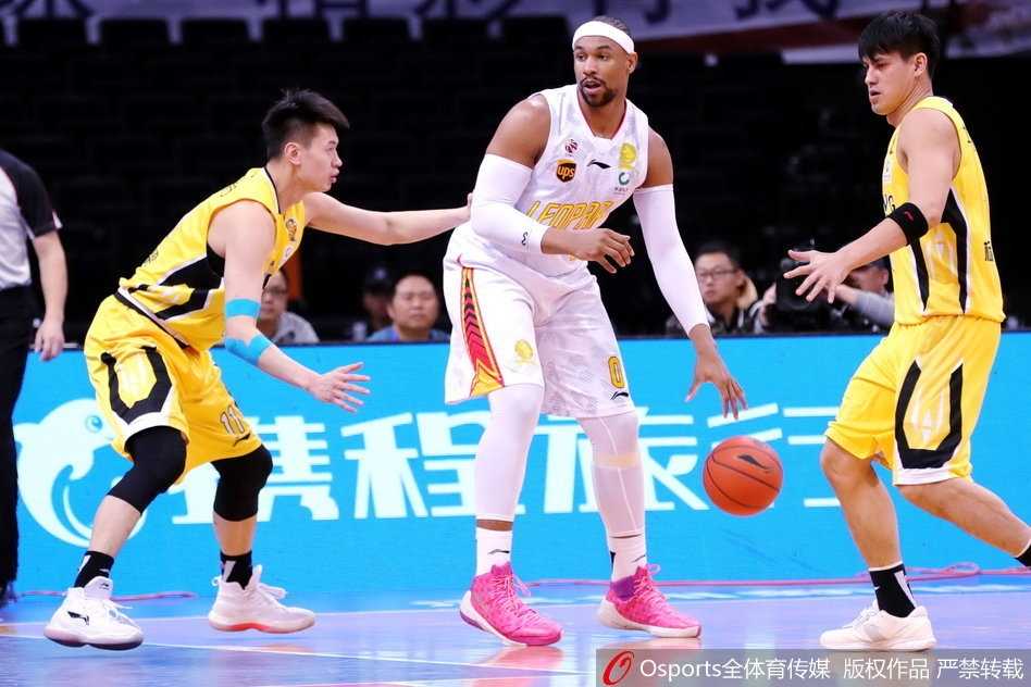 深穗战役全面开花,主场大捷送别老马 深圳双子星李慕豪与沈梓捷同时起跳,在空中编织成一道密不透风的屏障,用遮天蔽日的封盖宣告着对禁区的绝对统治。