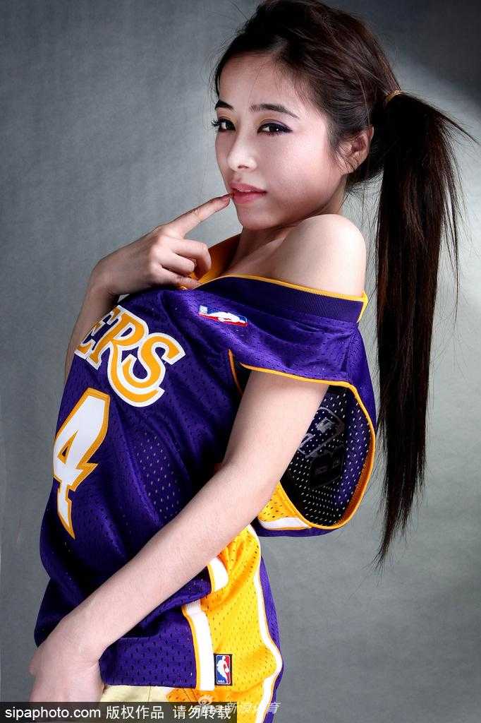 篮球场边的袁颖芬侧身回眸，利落的运动装扮勾勒出她高挑的身形，眼神中透着一股飒爽的自信